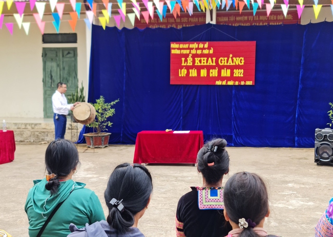 Xã vùng cao Lai Châu khai giảng lớp xóa mù chữ cho 27 người Mông - Ảnh 2.