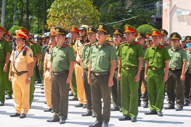 Công an tỉnh Bình Dương ra mắt tổ tuần tra đặc biệt, trấn áp các loại tội phạm - Ảnh 4.