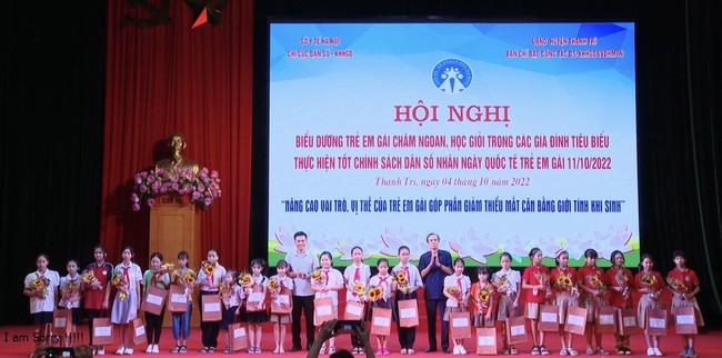 Huyện Thanh Trì biểu dương 100 bé gái chăm ngoan học giỏi - Ảnh 1.