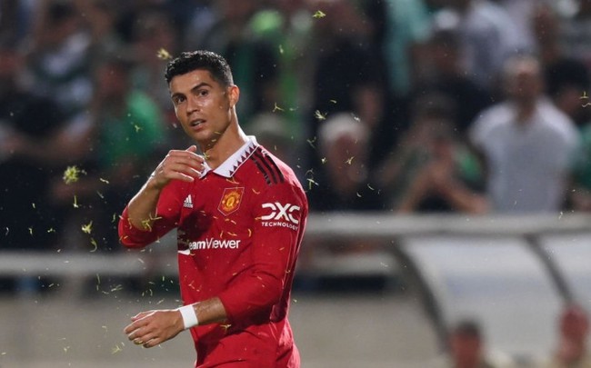 M.U thắng nhọc Omonia, Ronaldo thiết lập kỷ lục tệ hại - Ảnh 1.
