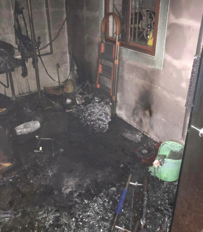 4 người mắc kẹt trong ngôi nhà bốc cháy lúc nửa đêm - Ảnh 1.