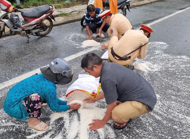 3 CSGT Ninh Thuận giúp dân gom gạo giữa trời mưa nhận về mưa lời khen - Ảnh 2.