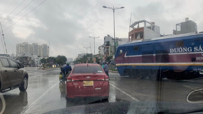 Vụ đầu tàu đến nhưng chưa hạ rào chắn: Công ty đường sắt Sài Gòn nói gì? - Ảnh 1.