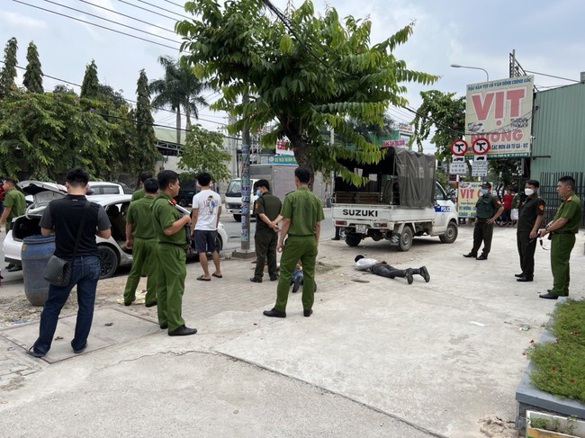 Tổ tuần tra đặc biệt 171 Công an Bình Dương ngăn chặn băng cầm hung khí, đi ô tô hỗn chiến - Ảnh 1.