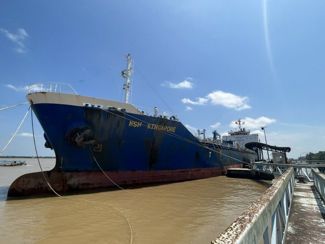 Hàng triệu lít xăng, dầu cập cảng Trà Nóc, liên tục bơm vào thị trường - Ảnh 1.