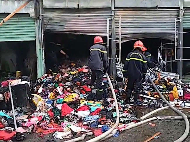 TP.HCM: Công an điều tra vụ cháy hai kiot quần áo cháy rụi ở chợ Tân Lập - Ảnh 1.