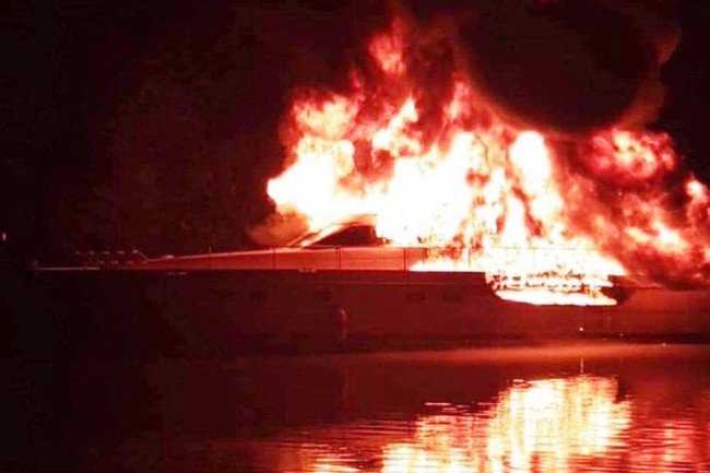 TP.HCM: Công an vào cuộc điều tra vụ cháy du thuyền trên sông Sài Gòn - Ảnh 1.