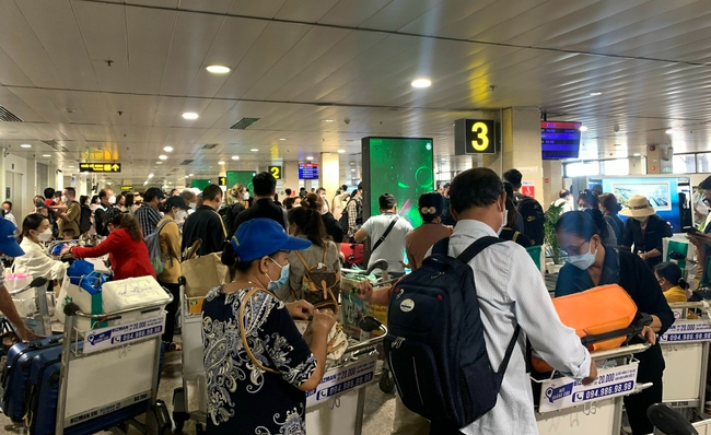 Hành khách &quot;mỏi mòn&quot; hành lý ký gửi, sân bay Tân Sơn Nhất nói gì? - Ảnh 1.