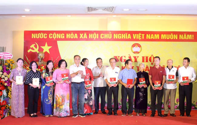 Chủ tịch Hà Nội dự ngày hội Đại đoàn kết tại quận Hoàng Mai - Ảnh 1.
