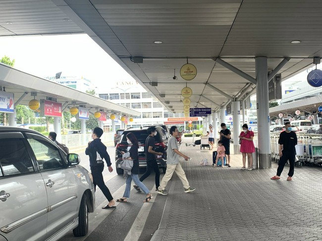 Yêu cầu sân bay Tân Sơn Nhất &quot;siết&quot; hoạt động vận tải sau vụ gian lận cước taxi - Ảnh 2.