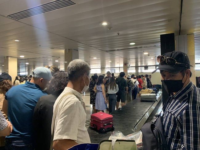 Khắc phục việc chậm trả hành lý tại sân bay Tân Sơn Nhất phục vụ cao điểm lễ - Ảnh 3.