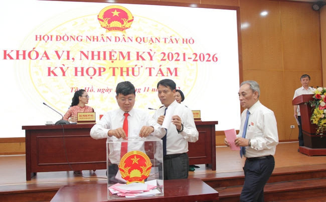 Ông Nguyễn Thanh Tịnh được bầu làm Phó Chủ tịch UBND quận Tây Hồ - Ảnh 1.