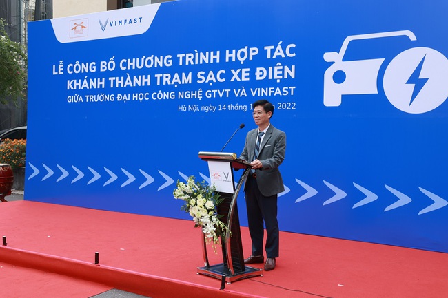 Trường Đại học công lập đầu tiên tại Hà Nội lắp đặt trạm sạc ô tô điện - Ảnh 1.