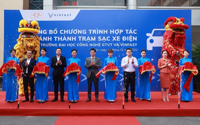 Trường Đại học công lập đầu tiên tại Hà Nội lắp đặt trạm sạc ô tô điện - Ảnh 2.