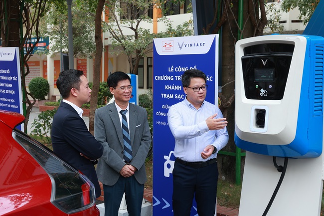 Trường Đại học công lập đầu tiên tại Hà Nội lắp đặt trạm sạc ô tô điện - Ảnh 3.