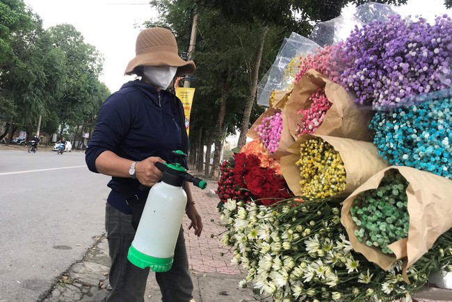 Phường nói gì khi &quot;dẹp&quot; những người bán hoa dạo ở đường Lê Mao, thành phố Vinh - Ảnh 2.