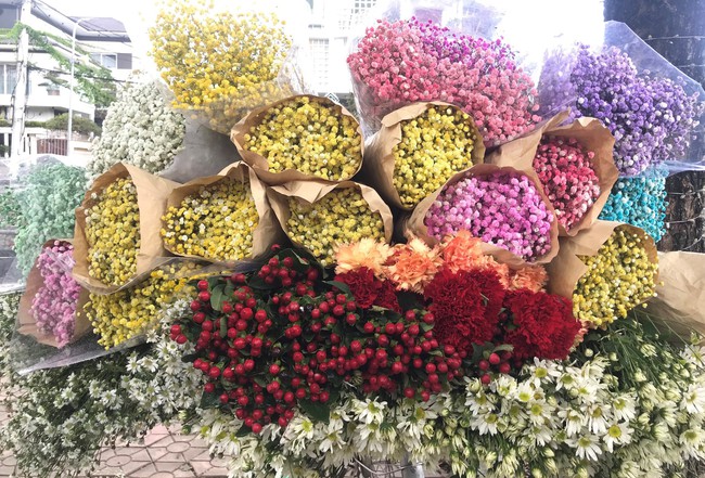 Phường nói gì khi &quot;dẹp&quot; những người bán hoa dạo ở đường Lê Mao, thành phố Vinh - Ảnh 3.