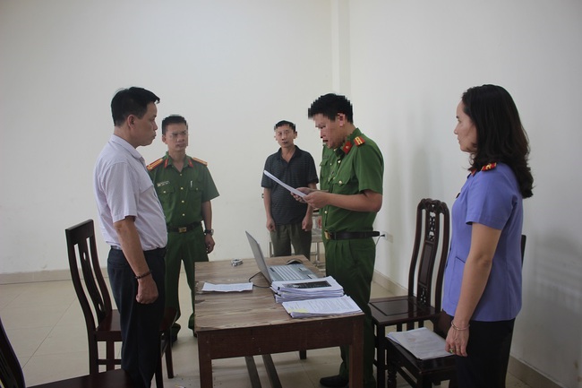 Nguyên đội trưởng Đội quản lý trật tự đô thị thị xã Cửa Lò, Nghệ An bị bắt vì lừa đảo - Ảnh 2.