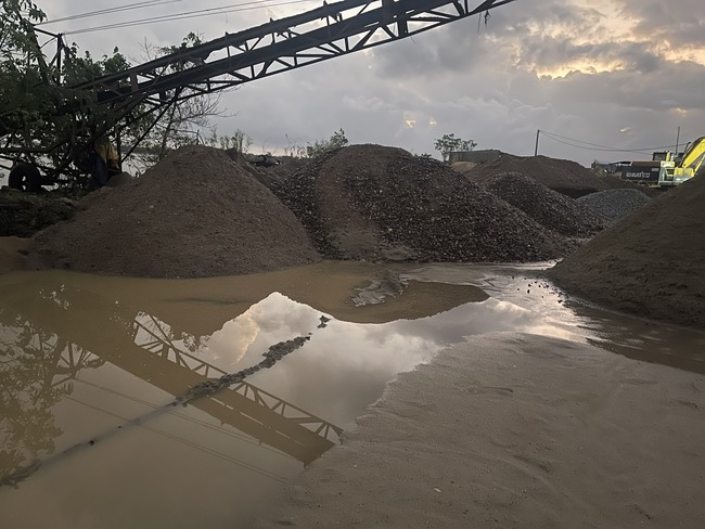 TT-Huế: Phát hiện nhiều cát lậu tại bãi tập kết cát bên sông Hương - Ảnh 2.