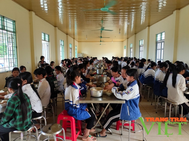 Điện Biên Đông: Nâng cao chất lượng bữa ăn bán trú cho học sinh vùng cao   - Ảnh 1.