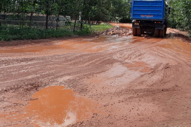 TT-Huế: Doanh nghiệp trúng thầu dự án chậm triển khai xây dựng, dân khốn khổ vì đường lầy lội  - Ảnh 1.