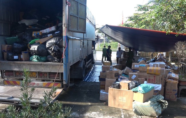 Thừa Thiên Huế: Bắt xe tải chở lượng lớn hàng hóa nhập lậu  - Ảnh 1.