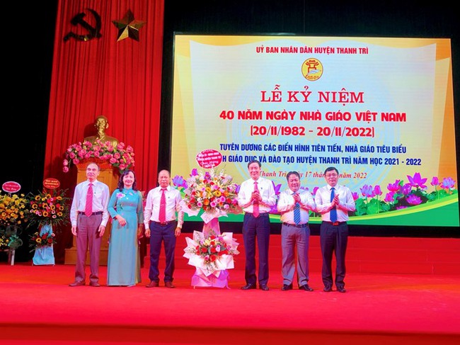 Huyện Thanh Trì tuyên dương, khen thưởng nhiều nhà giáo tiêu biểu - Ảnh 1.