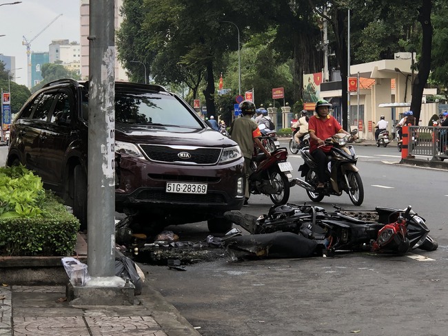 TP.HCM: Nam tài xế lái ô tô hiệu KiA gây tai nạn, rời khỏi hiện trường - Ảnh 1.