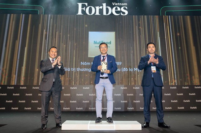Nutifood được Forbes Việt Nam vinh danh top 25 thương hiệu F&B dẫn đầu thị trường 2022 - Ảnh 1.