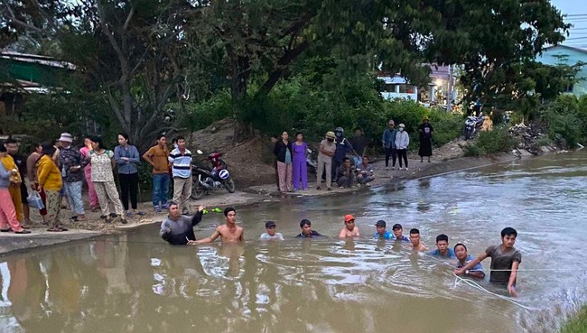 Ninh Thuận: Bé 7 tuổi đuối nước thương tâm vì mãi bắt cào cào bên dòng kênh chảy siết - Ảnh 1.