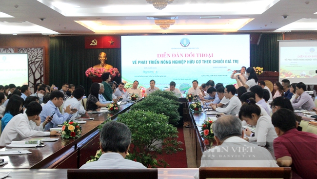 Diễn đàn đối thoại về phát triển nông nghiệp hữu cơ theo chuỗi giá trị, do Bộ NNPTNT tổ chức tại TP.HCM ngày 21/11. Ảnh: Trần Khánh
