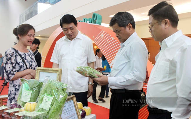 Bộ NNPTNT tham quan các gian hàng trưng bày sản phẩm nông nghiệp hữu cơ. Ảnh: Trần Khánh