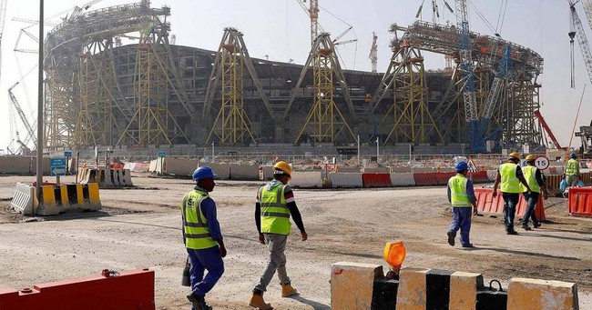 Những công nhân xây dựng các SVĐ World Cup 2022 ở Qatar sợ gì nhất?  - Ảnh 4.