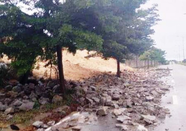 Ninh Thuận: Mưa lớn liên tục nhiều ngày gây ngập úng và sạt lở đất đá trên tuyến đường ven biển - Ảnh 3.