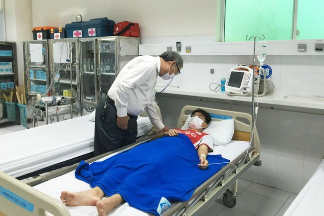Bộ GD&ĐT chỉ đạo khẩn sau vụ hàng trăm học sinh ngộ độc ở Nha Trang - Ảnh 1.
