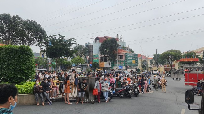 TP.HCM: Cháy chung cư trên đường Kinh Dương Vương, hàng trăm người dân bỏ chạy tán loạn - Ảnh 1.