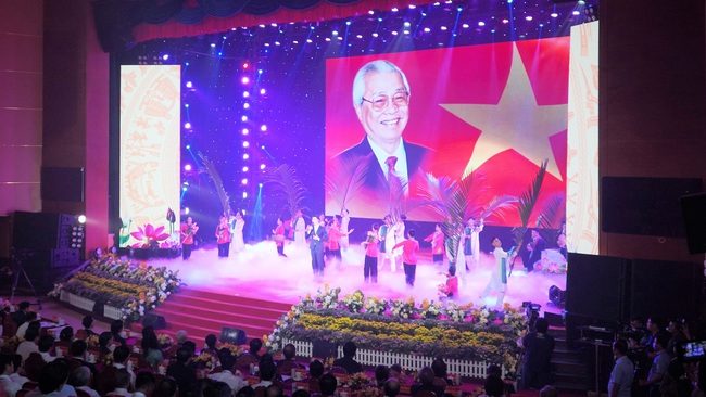 Thủ tướng dự Lễ kỷ niệm 100 năm ngày sinh cố Thủ tướng Võ Văn Kiệt tại Vĩnh Long - Ảnh 3.