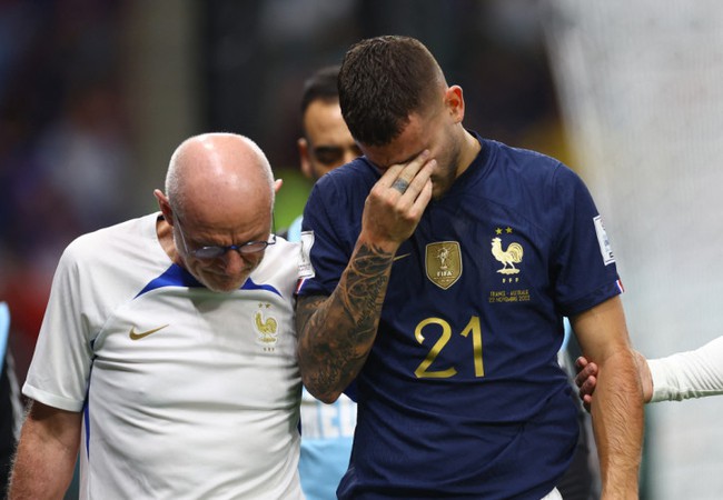 Đá 9 phút tại World Cup 2022 và chấn thương nặng, hậu vệ ĐT Pháp bật khóc - Ảnh 2.