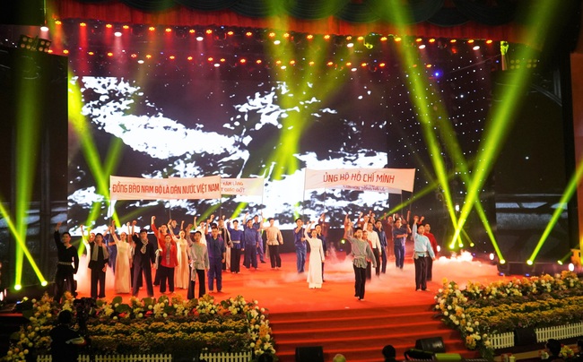 Thủ tướng dự Lễ kỷ niệm 100 năm ngày sinh cố Thủ tướng Võ Văn Kiệt tại Vĩnh Long - Ảnh 2.
