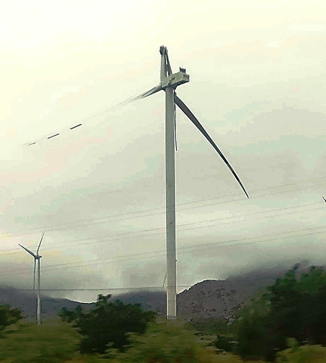 Ninh Thuận: Yêu cầu doanh nghiệp khắc phục cánh quạt điện gió bị gẫy treo lơ lửng trên cao - Ảnh 1.