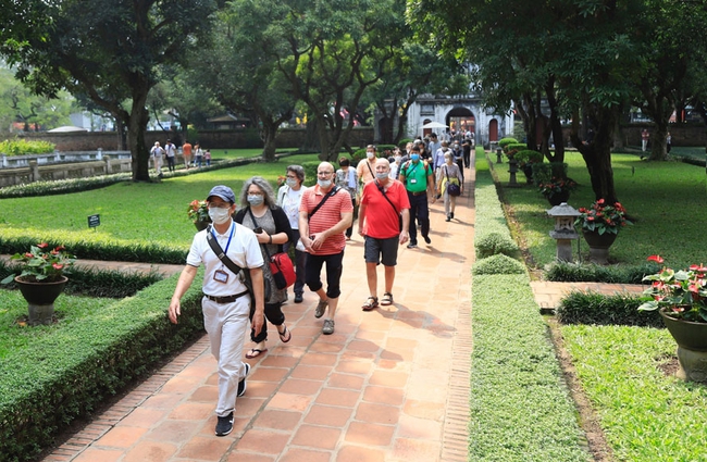 Lượng khách du lịch đến Hà Nội tăng mạnh trở lại - Ảnh 1.