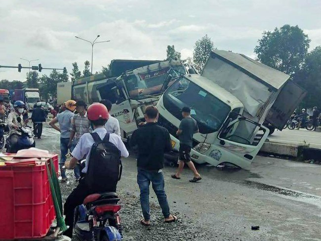 Sau tai nạn liên hoàn giữa nhiều xe, hàng hóa đổ xuống đường được dân phụ thu gom - Ảnh 2.