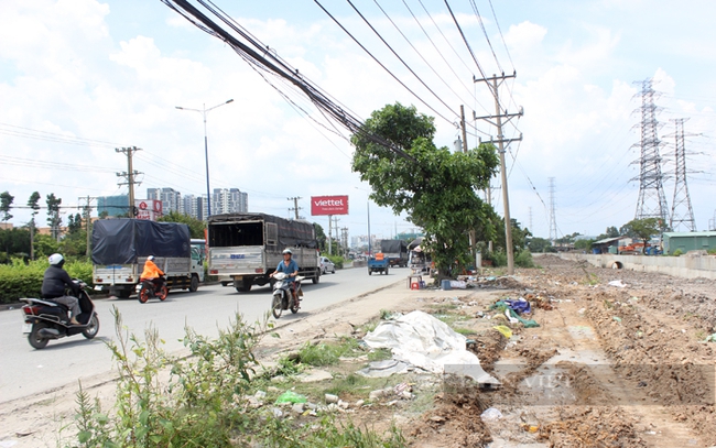 Giải phóng mặt bằng Quốc lộ 13 đoạn gần ngả tư cầu Ông Bố, TP.Thuận An. Ảnh: Trần Khánh