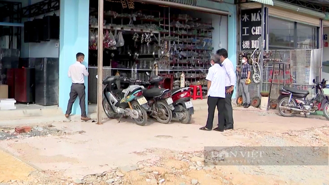 Ngành chức năng tiến hành đo đạc để giải phóng mặt bằng và bồi thường cho hộ dân bị ảnh hưởng trên tuyến Quốc lộ 13, TP.Thuận An. Ảnh: Trần Khánh