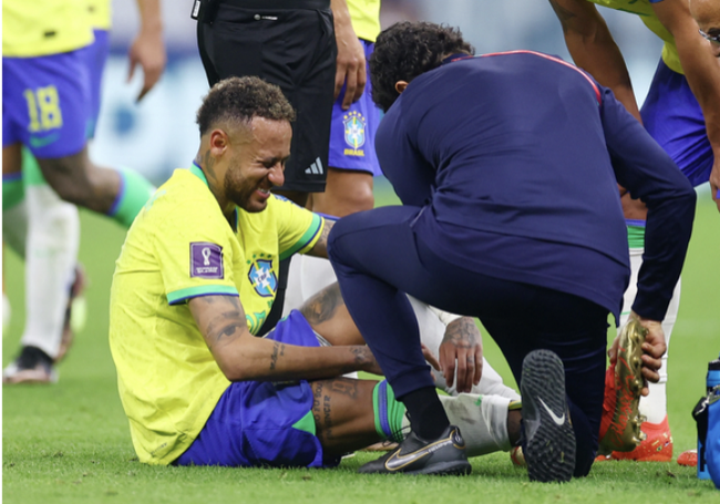 “Messi là chúa, Ronaldo là vua, còn Neymar bị CĐV Brazil mong gãy chân” - Ảnh 1.