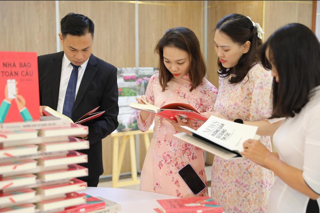 Dự án Phát triển Báo chí Việt Nam tổ chức ra mắt sách năm 2022 - Ảnh 4.