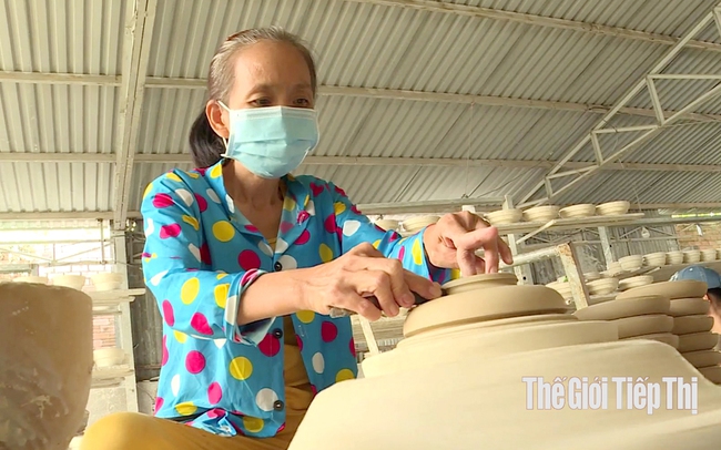 Những người thợ ở phường Tân Phước Khánh (TX.Tân Uyên) cần mẫn làm gốm xứ bằng phương pháp thủ công. Ảnh: Trần Khánh