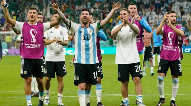 Lionel Messi &quot;cứu thế&quot; Argentina: Ngả mũ, kính Ngài! - Ảnh 3.