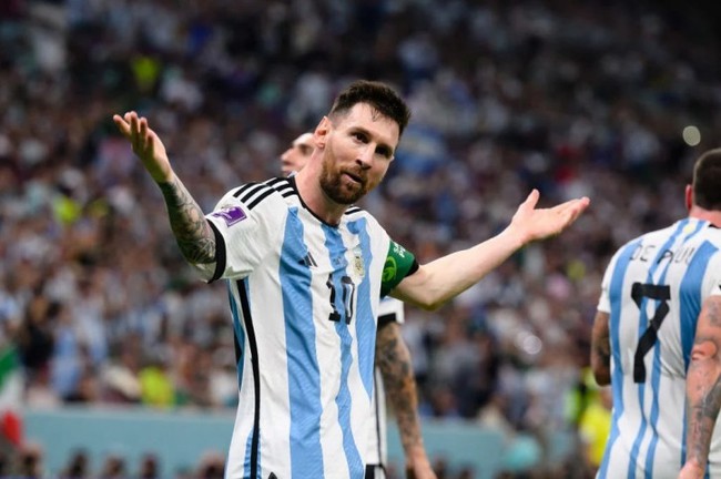 Lionel Messi &quot;cứu thế&quot; Argentina: Ngả mũ, kính Ngài! - Ảnh 2.