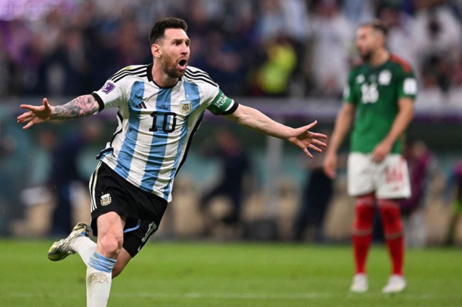 Lionel Messi &quot;cứu thế&quot; Argentina: Ngả mũ, kính Ngài! - Ảnh 1.
